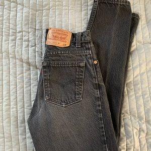 Levi’s black 550s